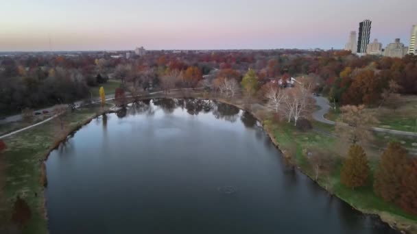 Foward Drone Záběr Podzimních Barevných Stromů Budov Města Při Západu — Stock video
