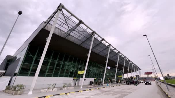 Budynek Terminalu Międzynarodowym Lotnisku Tiranie Albani — Wideo stockowe