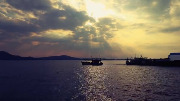 Solnedgång Silhuetter Hastighet Båt Nästan Kolliderar Med Fiskebåt Koh Sdach — Stockvideo