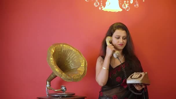 Seorang Wanita India Saree Hitam Berbicara Dalam Menangkap Telepon Tangan — Stok Video