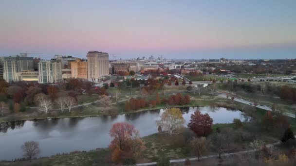 Edificio Escaparate Drone Pan Disparo Árboles Color Otoño Durante Puesta — Vídeos de Stock