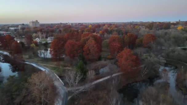 Foward Drone Strzał Jesiennych Kolorowych Drzew Budynków Miasta Podczas Zachodu — Wideo stockowe