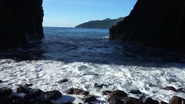 Cuevas Gua Sarang Olas Rompiéndose Las Rocas Isla Pulao Weh — Vídeos de Stock