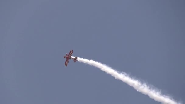 Vliegtuig Doet Stunts Vliegshow — Stockvideo
