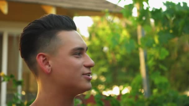 Detailní Portrét Atraktivního Mladého Hispánského Mladého Dospělého Drinking Plechovka Limonády — Stock video