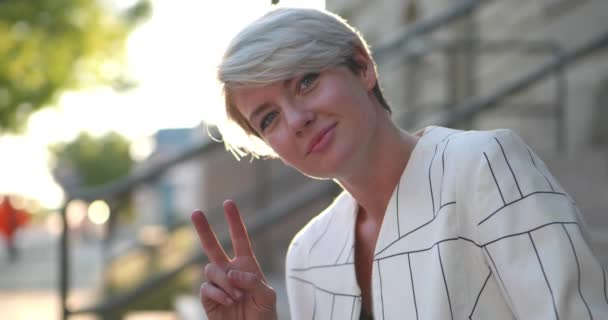 Mooie Kortharige Blonde Kaukasische Meisje Vrouwen Geven Vrede Teken Hangen — Stockvideo