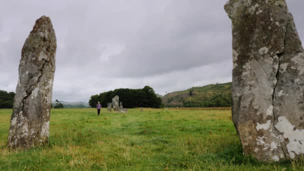 女士走过基尔马丁格伦的石碑 — 图库视频影像
