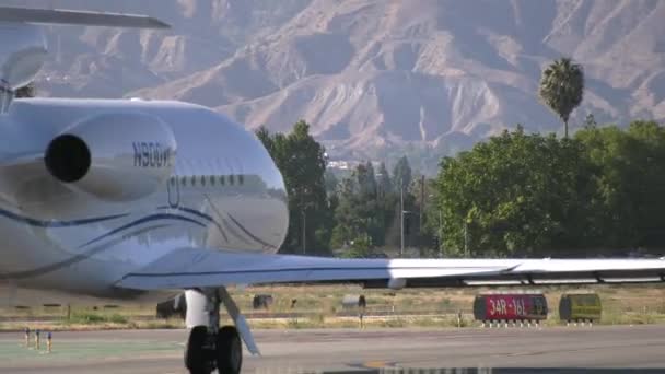 喷气式飞机私人喷气式飞机准备起飞 — 图库视频影像