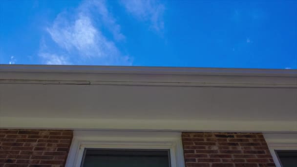 蓝天的云彩在白天掠过房屋的时间 — 图库视频影像