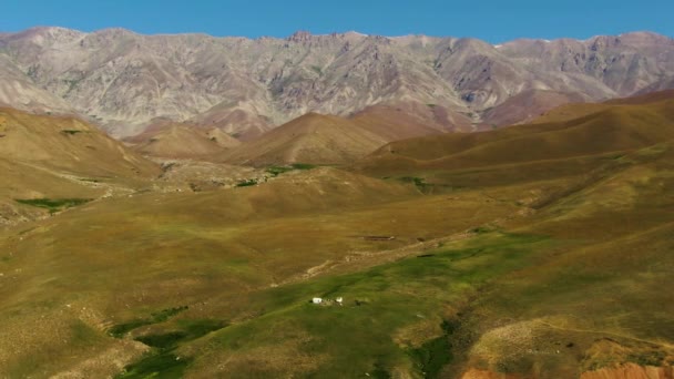 乌兹别克斯坦阿拉山湖附近绿山与高山的空中景观 — 图库视频影像