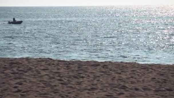 Paseo Barco Con Una Puesta Sol Fondo Vista Playa Velocidad — Vídeo de stock