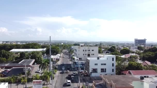 多明尼加共和国圣迭戈商业区 多明尼加共和国圣迭戈 德洛斯卡瓦略市街道交通畅通的商业区 — 图库视频影像