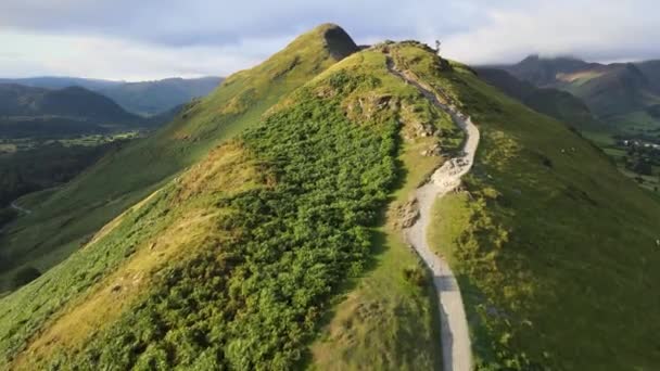 Catbells Bergwandeling Lake District Cumbria Zomer Luchtfoto — Stockvideo