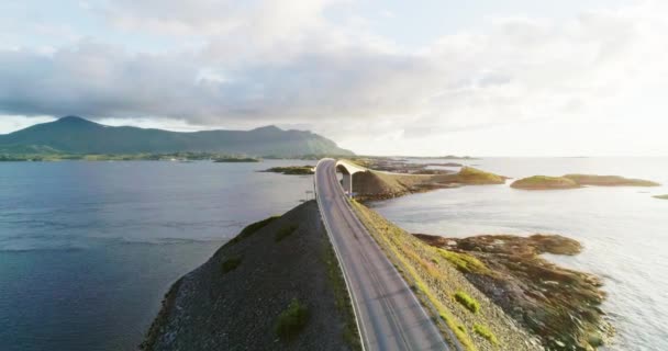 Buet Atlantic Road Bridge Norges Vestkyst Solnedgang Glød Drone Parallax – Stock-video