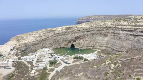 岩肌の崖壁 空中ズームの下にボートとDwerja洞窟ポートの町 — ストック動画