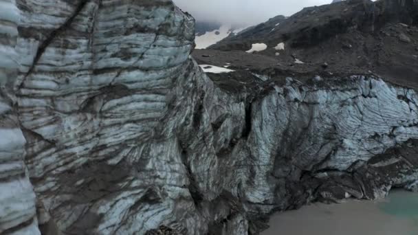 Veduta Aerea Del Ghiacciaio Ricoperto Rocce Sul Lago Griessli Alpi — Video Stock