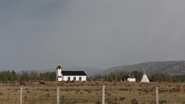 Kyrkan Och Tee Kiss Landsbygd — Stockvideo