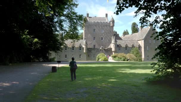 Lady Loopt Richting Cawdor Castle — Stockvideo