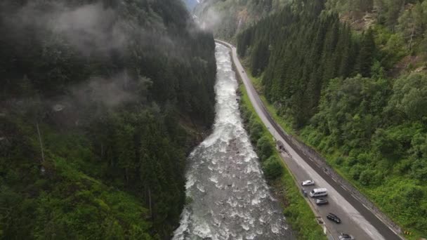 Drone Bilder Vackra Berg Flod Och Väg Längs Den Smal — Stockvideo