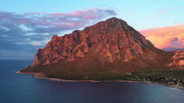 Luftaufnahme Des Beleuchteten Sonnenuntergangs Felsigen Cofano Gebirges Auf Sizilien Italien — Stockvideo