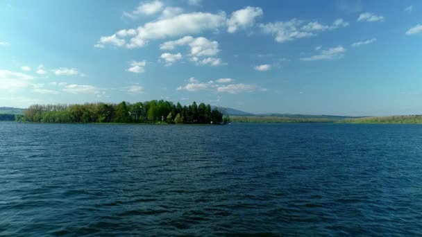 Oravska Priehrada湖の上の低飛行は Slanica島 Namestovo スロバキアを明らかに — ストック動画