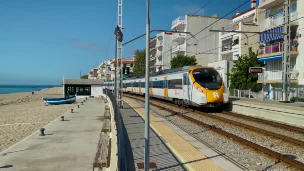 Pociąg Rodalies Costa Del Maresme Barcelonie Połowie Drogi Przechodzącej Przez — Wideo stockowe