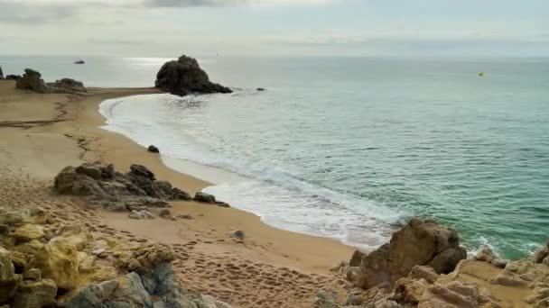 Śródziemnomorska Plaża Bez Ludzi Wschodzie Słońca Turkusowy Niebieski Spokojna Woda — Wideo stockowe