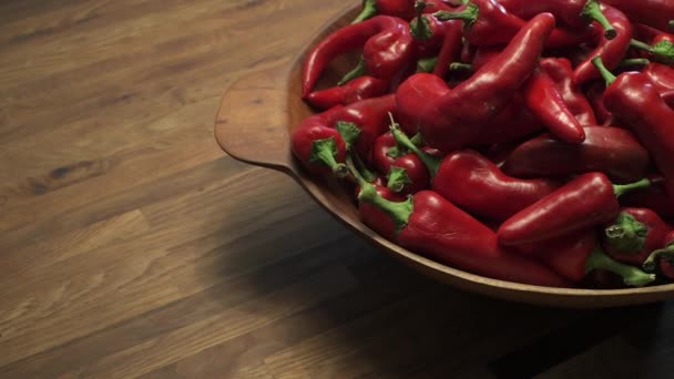 熟した赤いメキシコチリのボウルは スパイシーでおいしい南西料理の一部になる準備ができています 4K滑らかなパン運動 — ストック動画