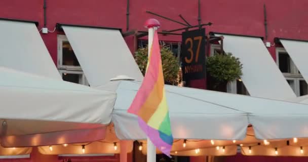 Rainbow Flag Lgbt Flag Pole Blowing Wind Inglés Cerca — Vídeos de Stock
