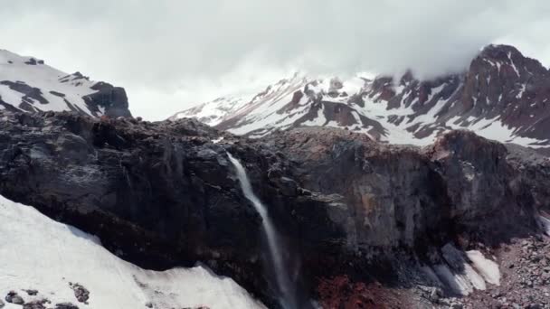 Neuvěřitelný Vzdušný Panoramatický Výhled Horský Útes Vodopádem Taveného Sněhu Obklopen — Stock video