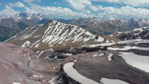 Flygfoto Panoramautsikt Över Fantastisk Kontinuerlig Bergskedja Delvis Täckt Med Snö — Stockvideo