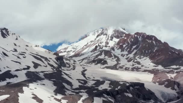 Flygfoto Panoramautsikt Över Fantastisk Bergskedja Delvis Täckt Med Snö Mulen — Stockvideo