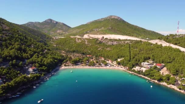Aérea Playa Prapratno Rodeado Por Montañas Forestales Península Peljesac Dalmacia — Vídeos de Stock