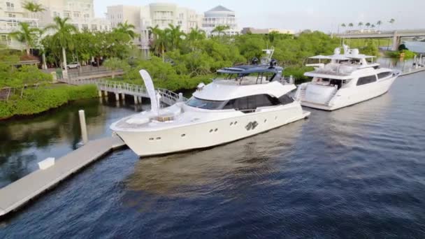 Letecký Pohled Luxusní Jachtu Zakotvenou Slunečném Jupiteru Floridě Kroužení Výstřel — Stock video