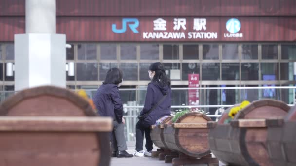Duas Mulheres Vestindo Máscaras Sentadas Conversando Frente Entrada Estação Trem — Vídeo de Stock
