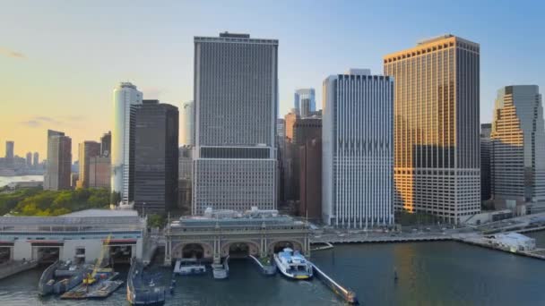 Финансовый Район Нью Йорка Воздушная Стрельба Центре Манхэттена Показывающая Солнце — стоковое видео