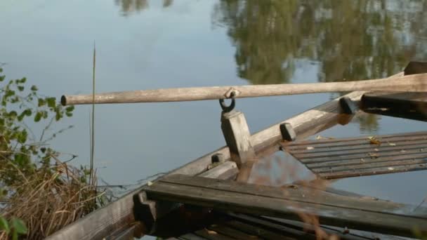 木製のボートの難破船リラックスした湖 — ストック動画