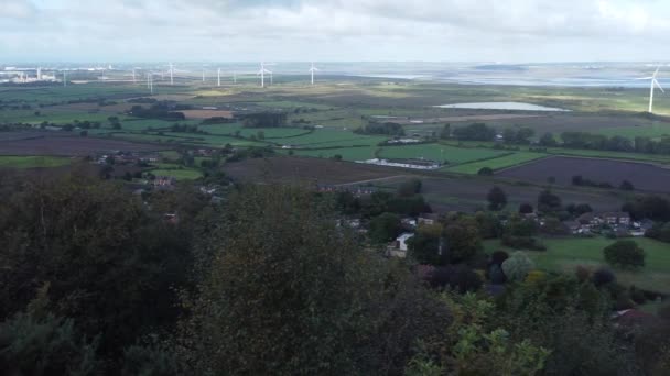 再生可能エネルギーを発生させるチェシャーの農地の田舎風力発電所空中ビューはゆっくりと右にパンニング — ストック動画