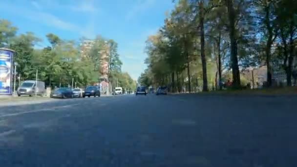 Herbst Durch Die Stadt Fahren Zeitlupeneffekt Während Ein Herbstliches Blatt — Stockvideo