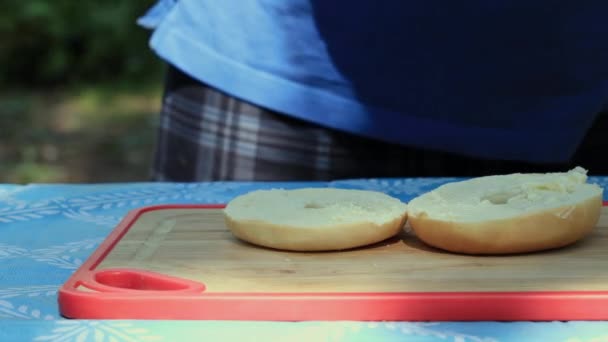 Gros Plan Homme Faisant Sandwich Bagel Extérieur Sur Table Pique — Video