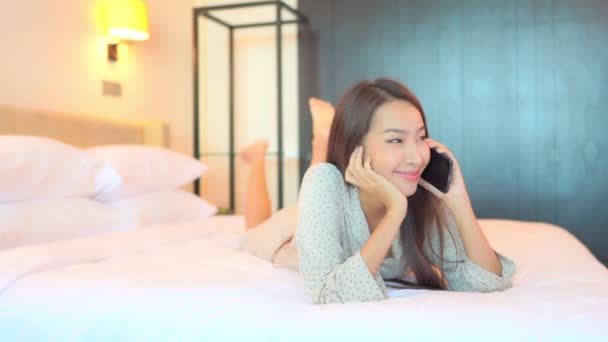 Usmívající Mladá Asijská Žena Mluví Smartphone Přítelem Nebo Milenec Soukromí — Stock video