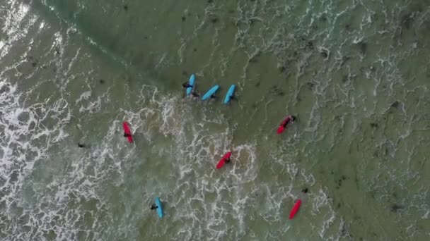 Bird Eye Aerial Crianças Classe Surf Águas Rasas Ondas Pequenas — Vídeo de Stock