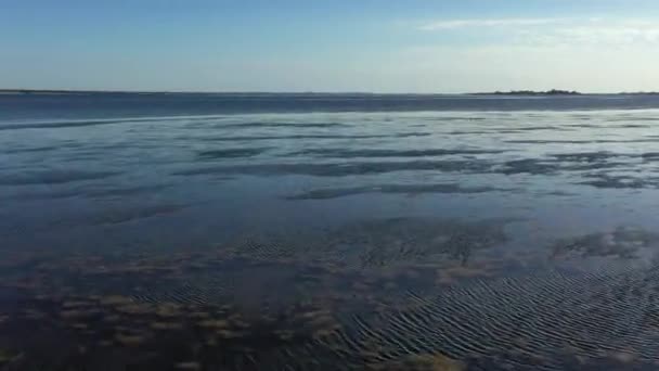 Sığ Mercan Resiflerinin Üzerinden Açık Deniz Kıyısına Alçak Uçuş — Stok video