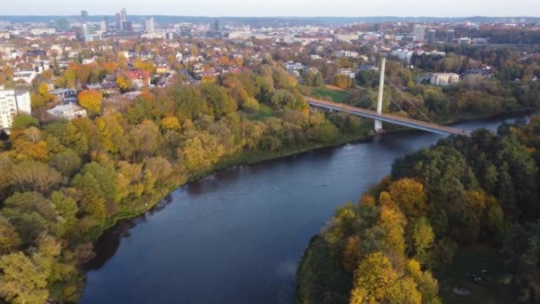 Aerial Orbitujący Orbicie Przedmieścia Wilnie Litwa Rzeką Meandering Autumn Foliage — Wideo stockowe
