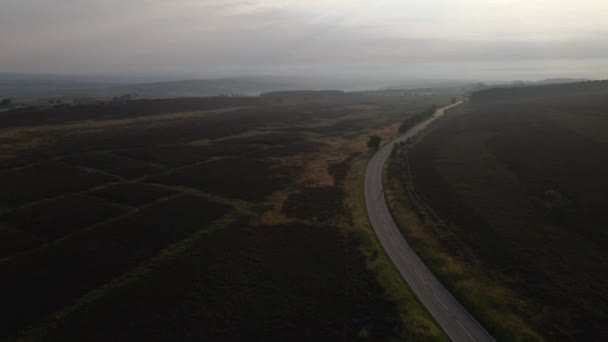 Drone Footage Cyclist Hazy Moorland Country Road Dawn — Stock Video