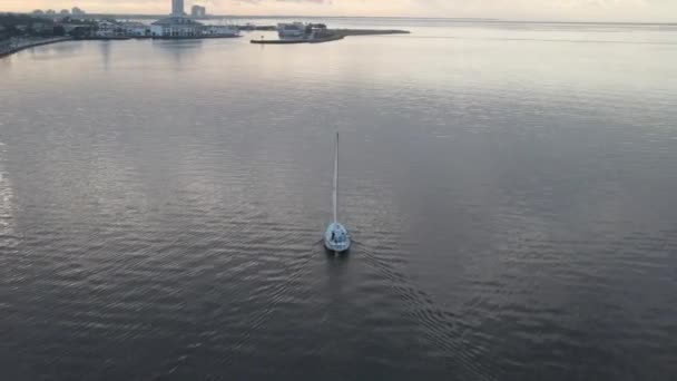 Lugnt Landskap Sjön Med Segelbåt Cruising Molnig Dag Nära New — Stockvideo