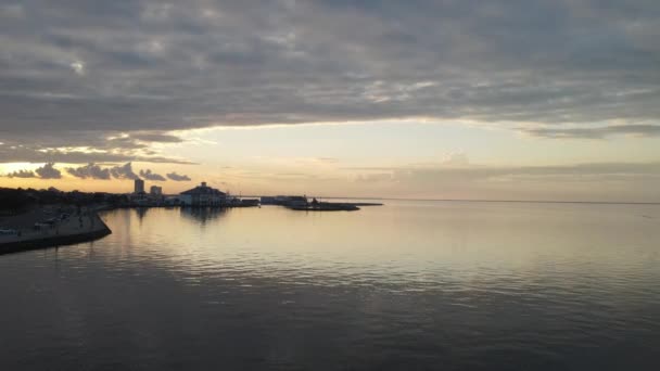Rustige Oceaan Met Reflectie Tijdens Zonsondergang Buurt Van Southern Yacht — Stockvideo