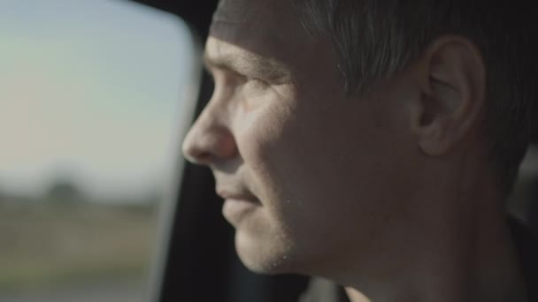 Profil Zbliżeniowy Mężczyzny Średnim Wieku Gapiącego Się Przez Okno Samochodu — Wideo stockowe