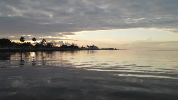 Lugnt Vatten Sjön Pontchartrain Med Spegelreflektion Solnedgången Lakeshore Drive New — Stockvideo