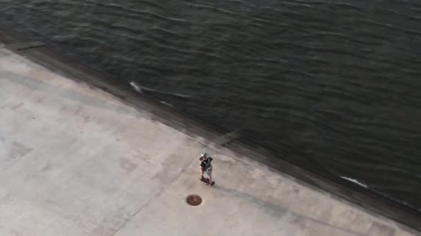 Vista Aérea Homem Monta Seu Skate Elétrico Longo Costa Lago — Vídeo de Stock